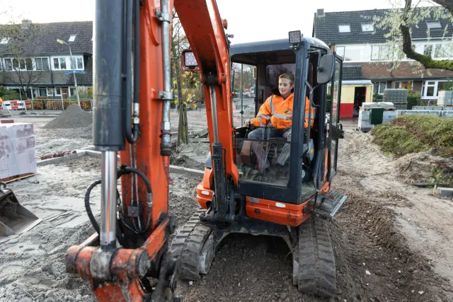 student werkt in de grond weg waterbouw