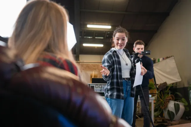 Studenten av maken filmbeelden en interviewen in een studio