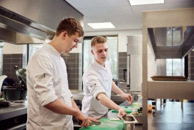 Studenten Kok doen mise en place in de keuken van school 