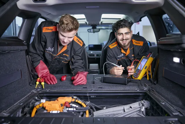 Studenten werken samen aan innovatieve elektrische auto