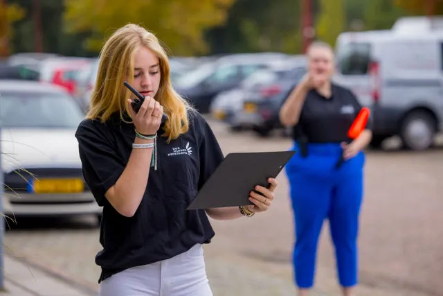 Studenten regelen verkeer voor event