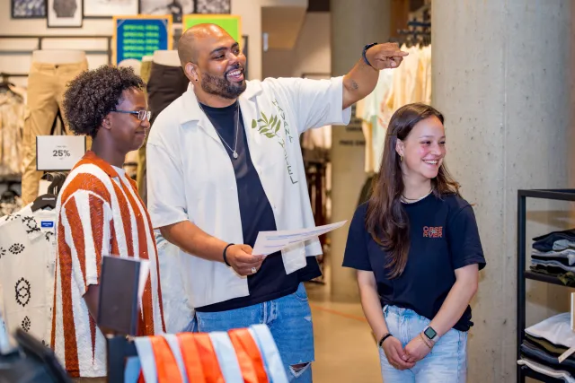 Studenten Retail hebben teammeeting met manager