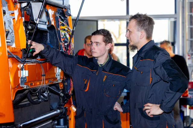 Studenten Technisch Specialist Bedrijfsauto’s werken samen in werkkleding op school