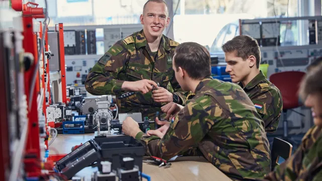 Studenten VEVA werken aan Defensie techniek