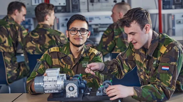 Studenten VEVA werken aan Defensie techniek