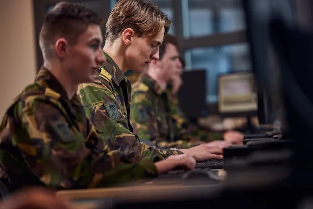 Studenten VEVA ICT werken aan netwerken en systemen 