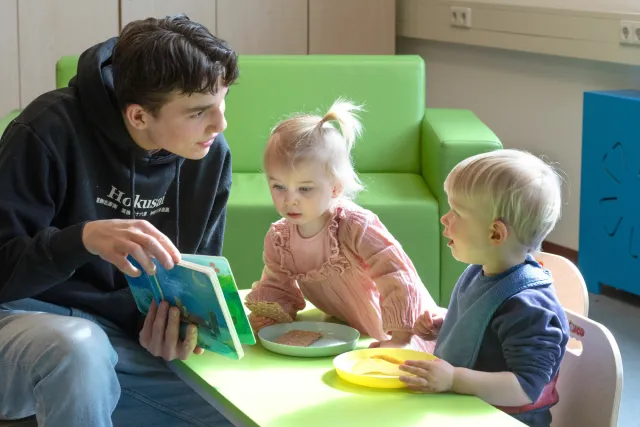 Zij-instromer in de kinderopvang aan het werk met jonge kinderen