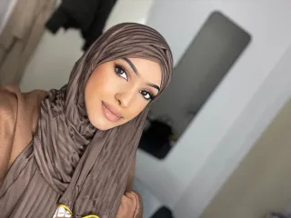 Portretfoto van een jonge vrouw met een hijab.