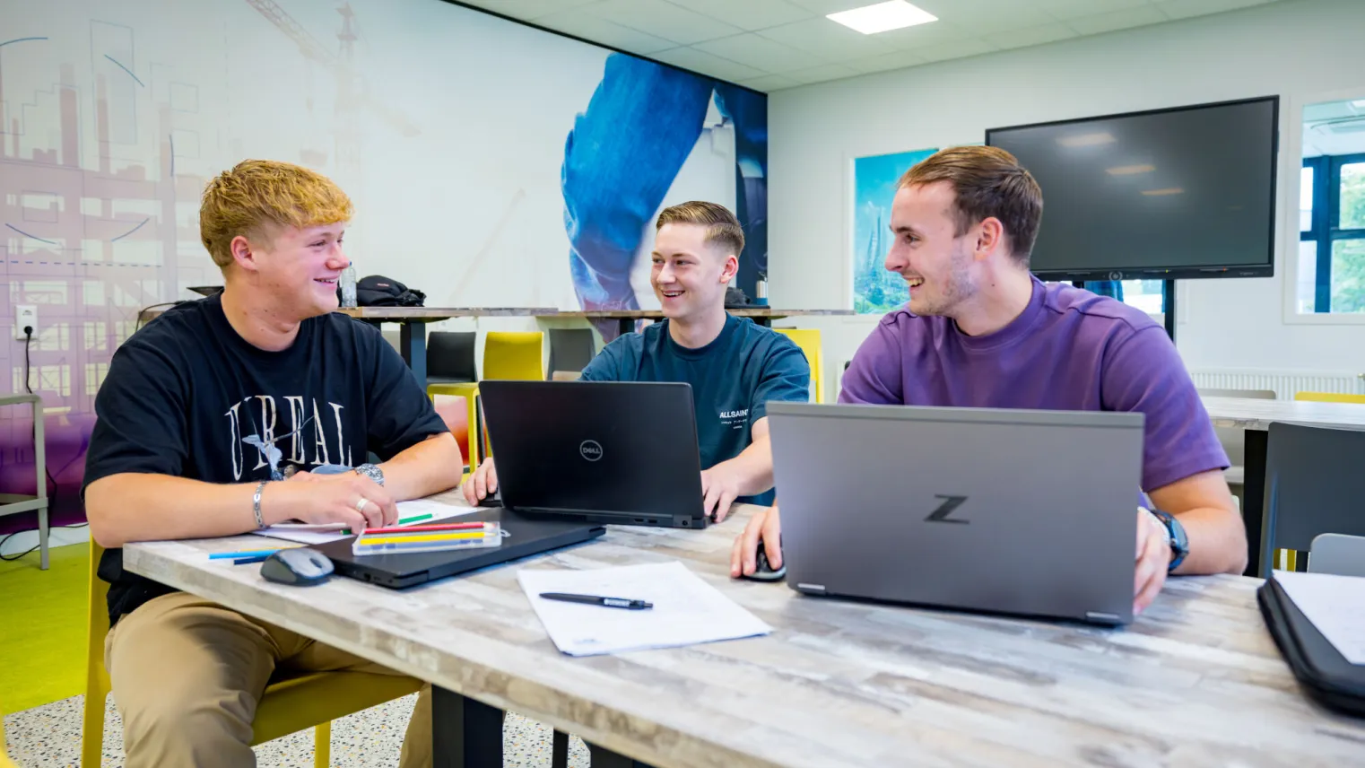 Studenten Bouwkunde aan het werk