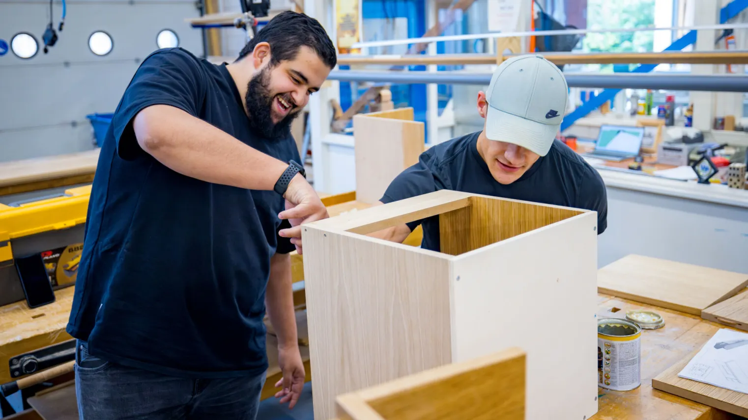 meubel maker werkt aan project van hout