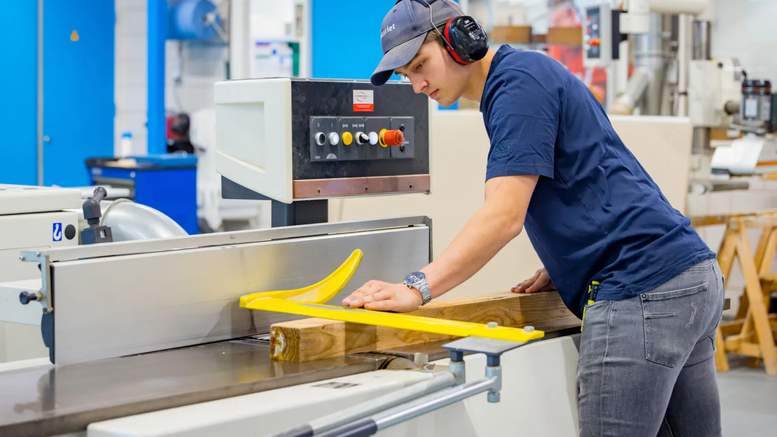 Student Machineoperator Houtverwerkende Industrie werkt met machine