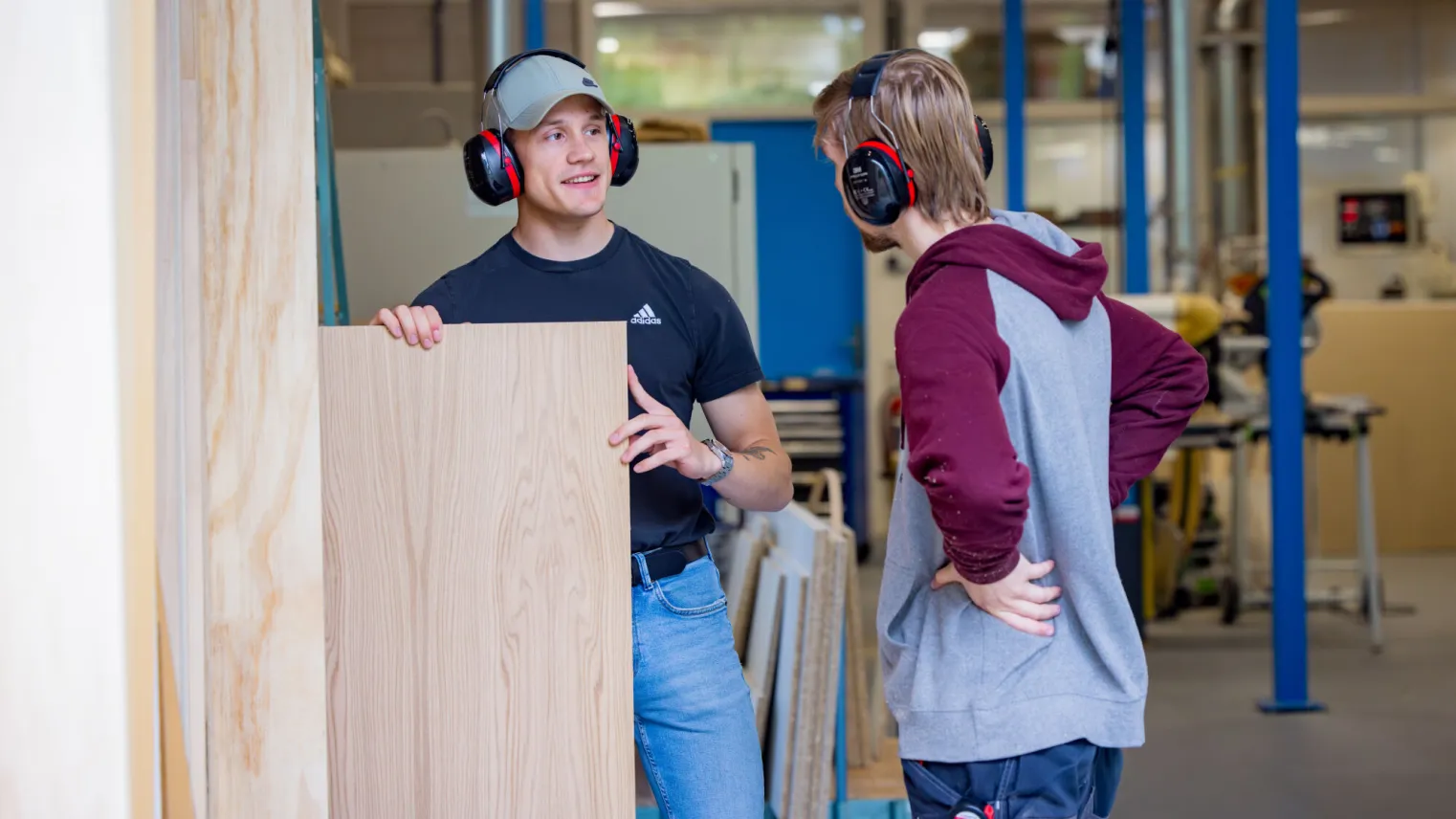 Studenten houttechniek werken samen aan project