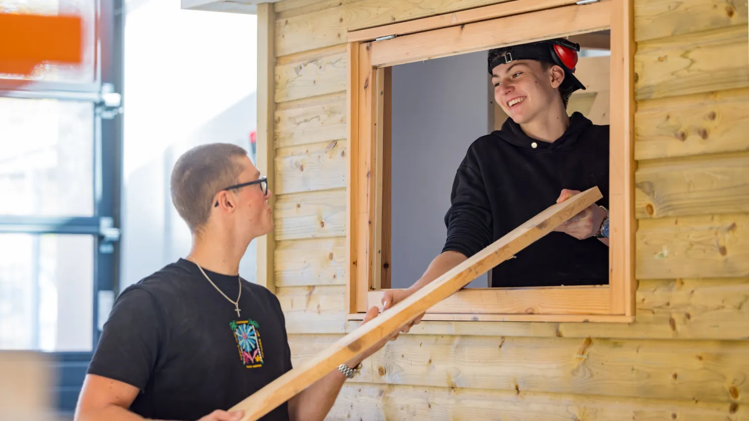 studenten-timmerman-werken-samen-met-hout