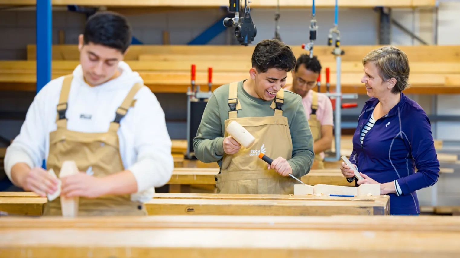 Student Assistent Hout werkt samen met docent aan project