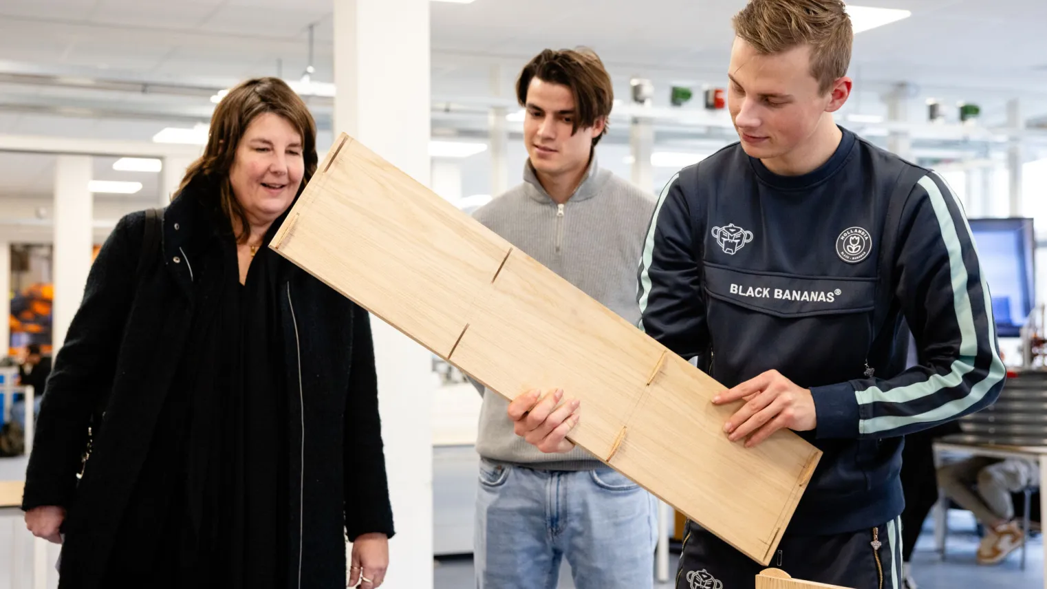 Studenten Meubelmaker/(Scheeps) interieurbouwer presenteren werk tijdens techniekmarkt