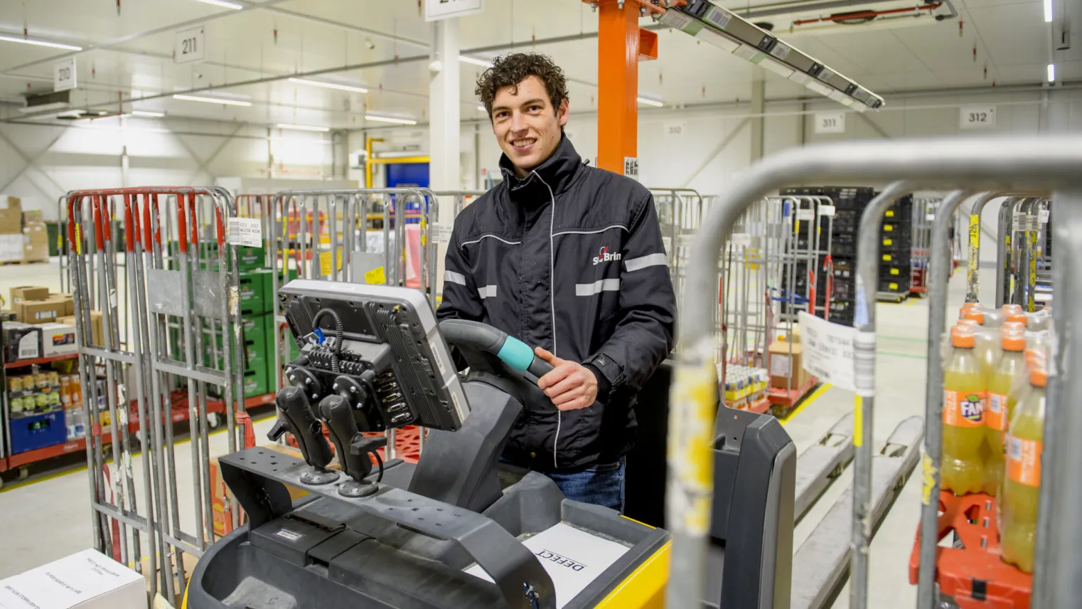 Logistiek Teamleider verzamelt orders en maakt ze verzendklaar in het magazijn