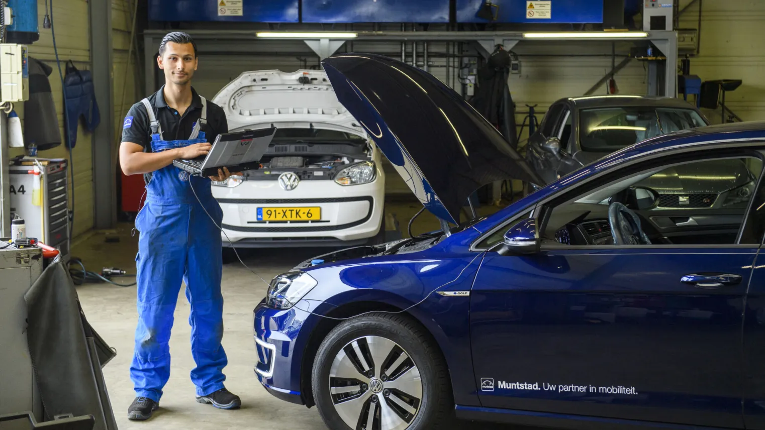 Student lost technische problemen aan een auto op