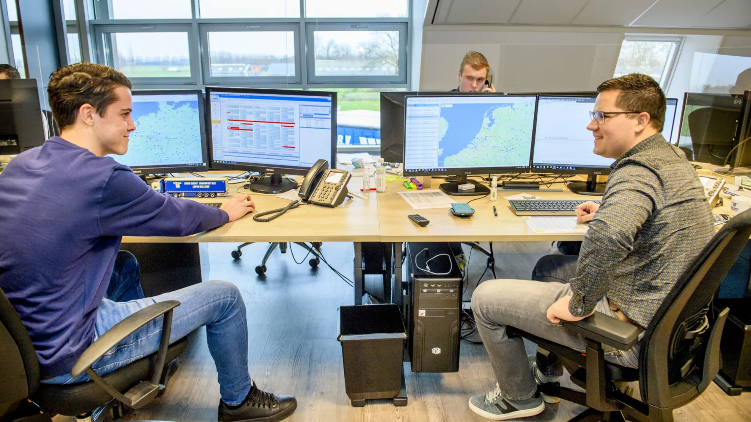 Studenten transport en logistiek werken samen aan de transport of personeelsplanning