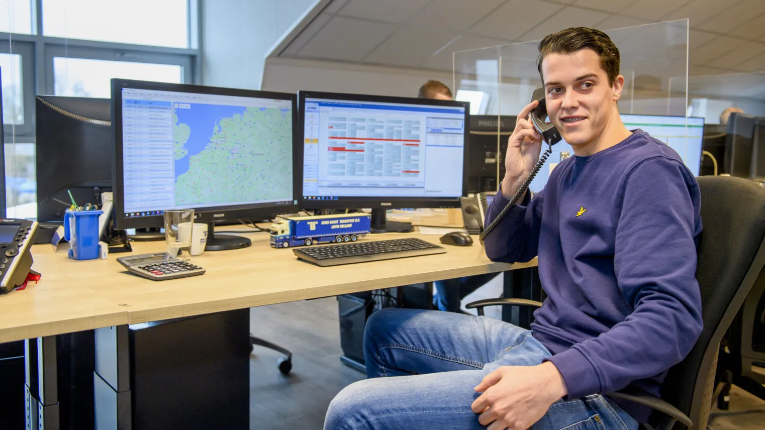 Student transport en logistiek plant een transport telefonisch