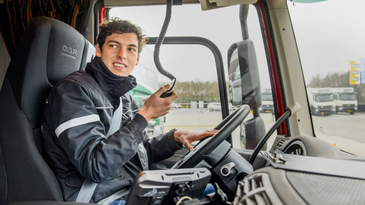 Student Chauffeur Wegvervoer rijdt in vrachtwagen naar plaats van bestemming