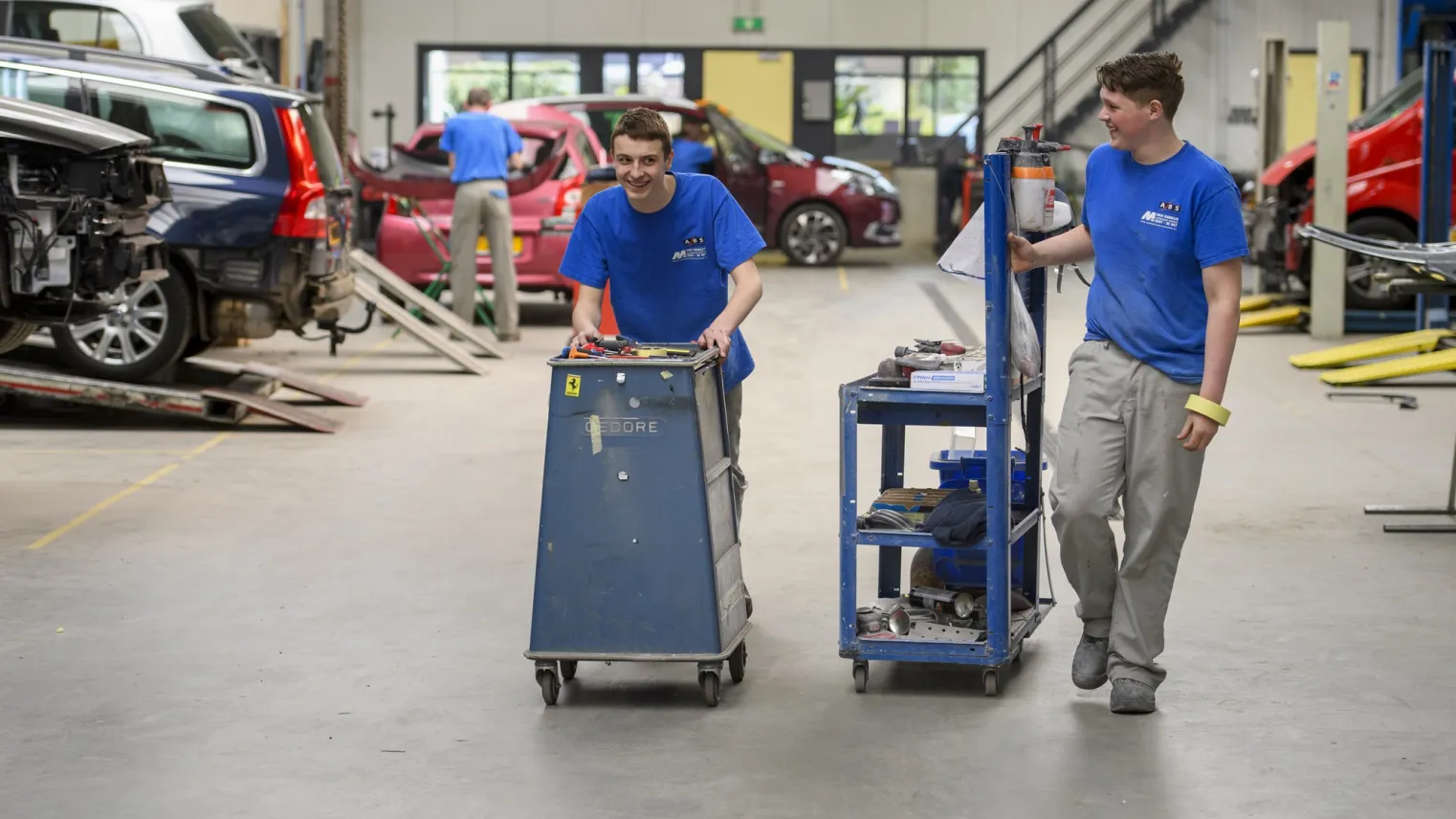 Studenten autospuiter zijn samen onderweg naar auto om te spuiten