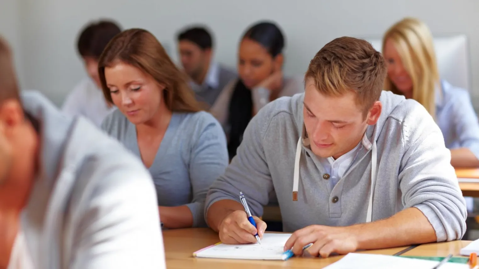 Studenten in klaslokaal doen examentraining 