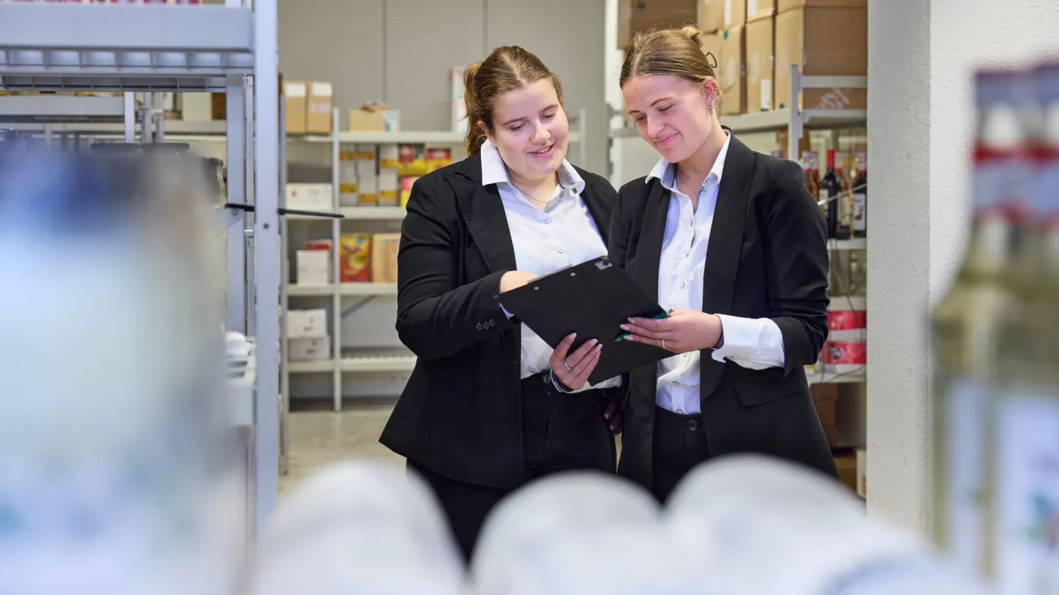 medewerkers facilitairteam staan in magazijn om de voorraad te controleren