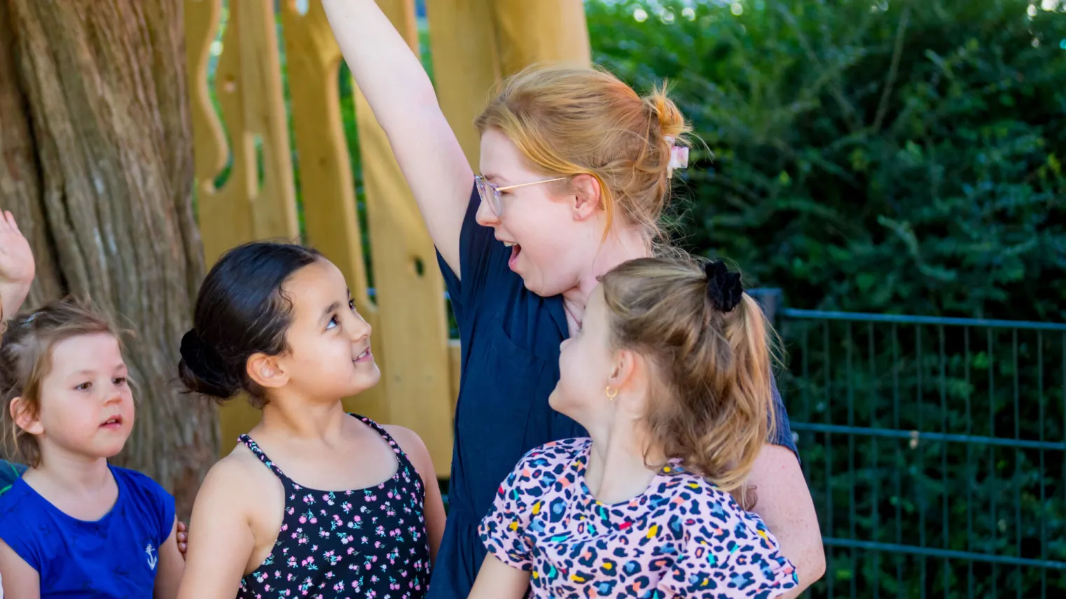 Student tijdens stage bij kinderopvang maakt plezier met kinderen