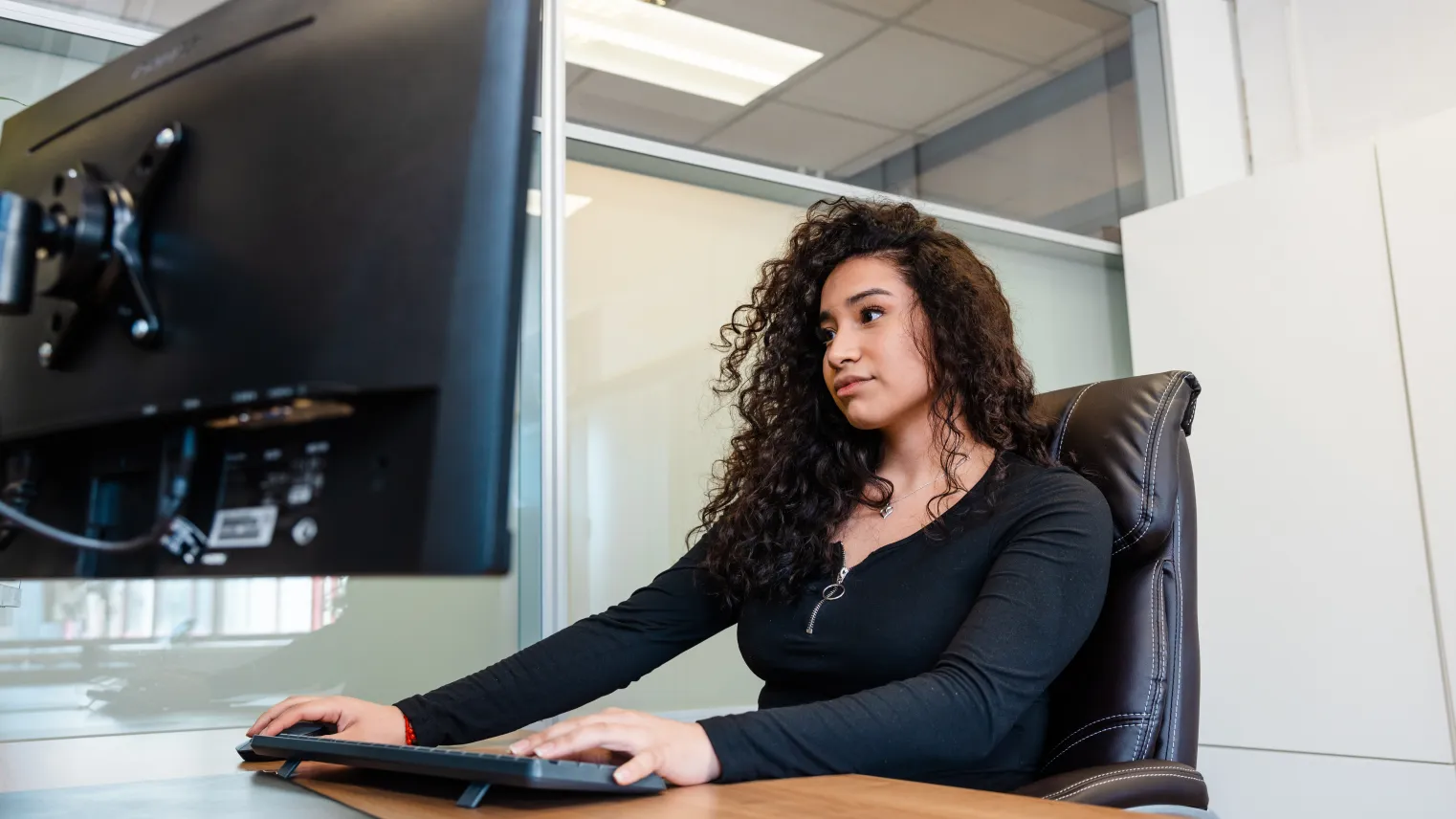 Student junior accountmanager werkt op laptop