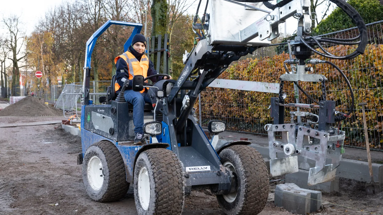 Machinist Grondverzet verplaatst grond voor bouwproject