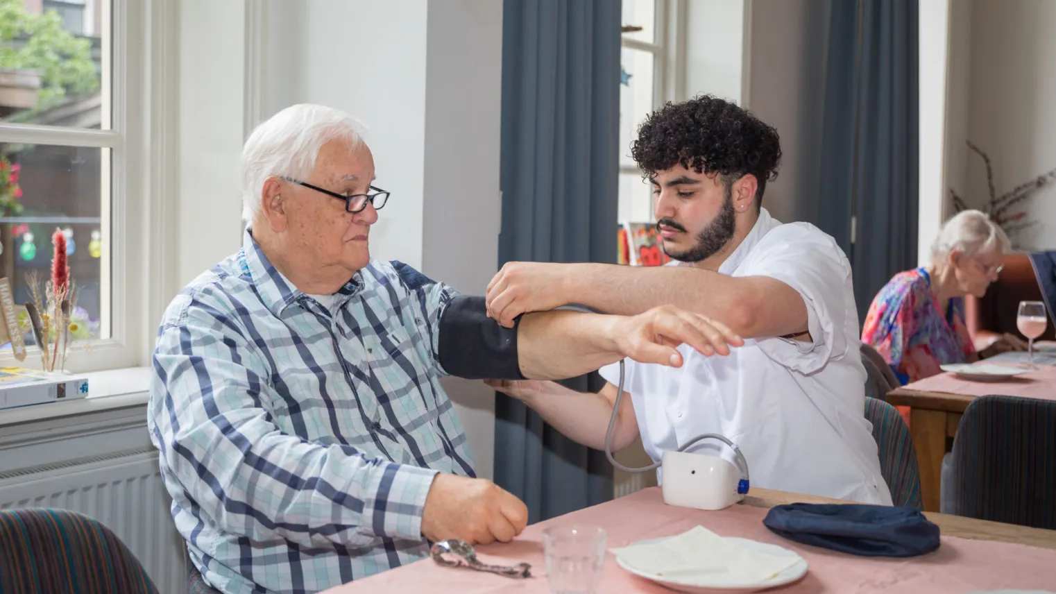 Student Welzijn checkt bloeddruk