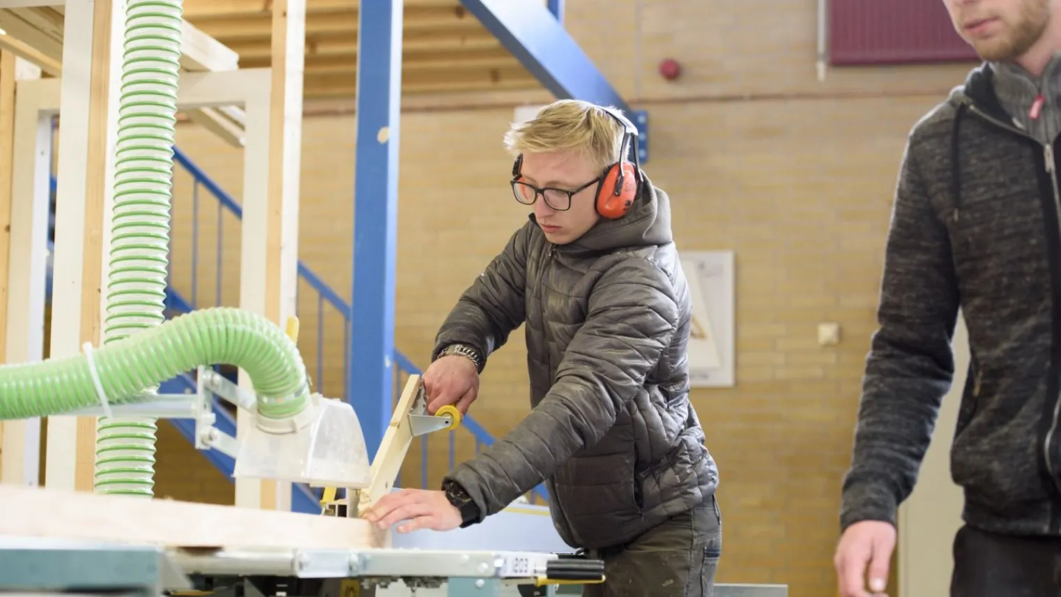 Student aan het werk met koptelefoon op 