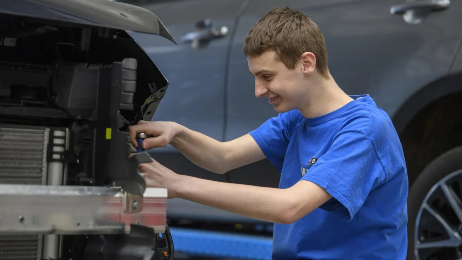 Autospuiter werkt in garage aan auto