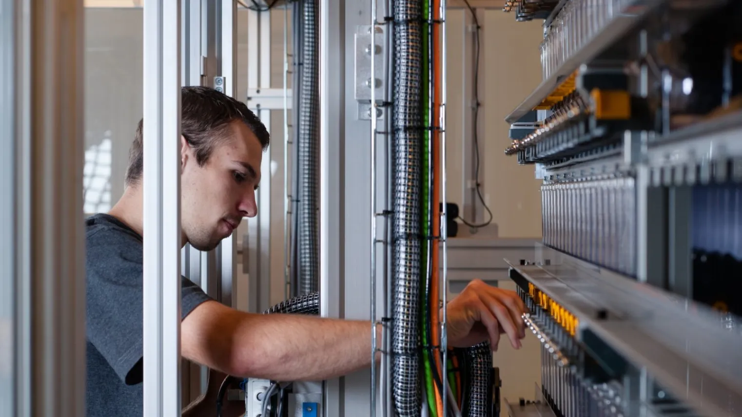 Student sleutelt aan technische kast 