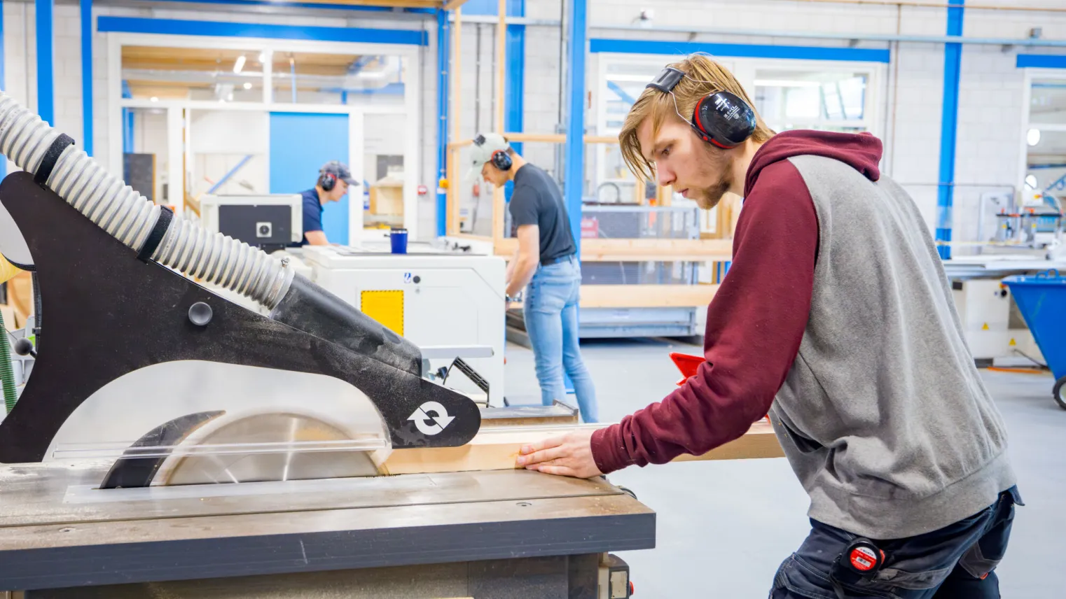 Student werkt met cnc zaag machines