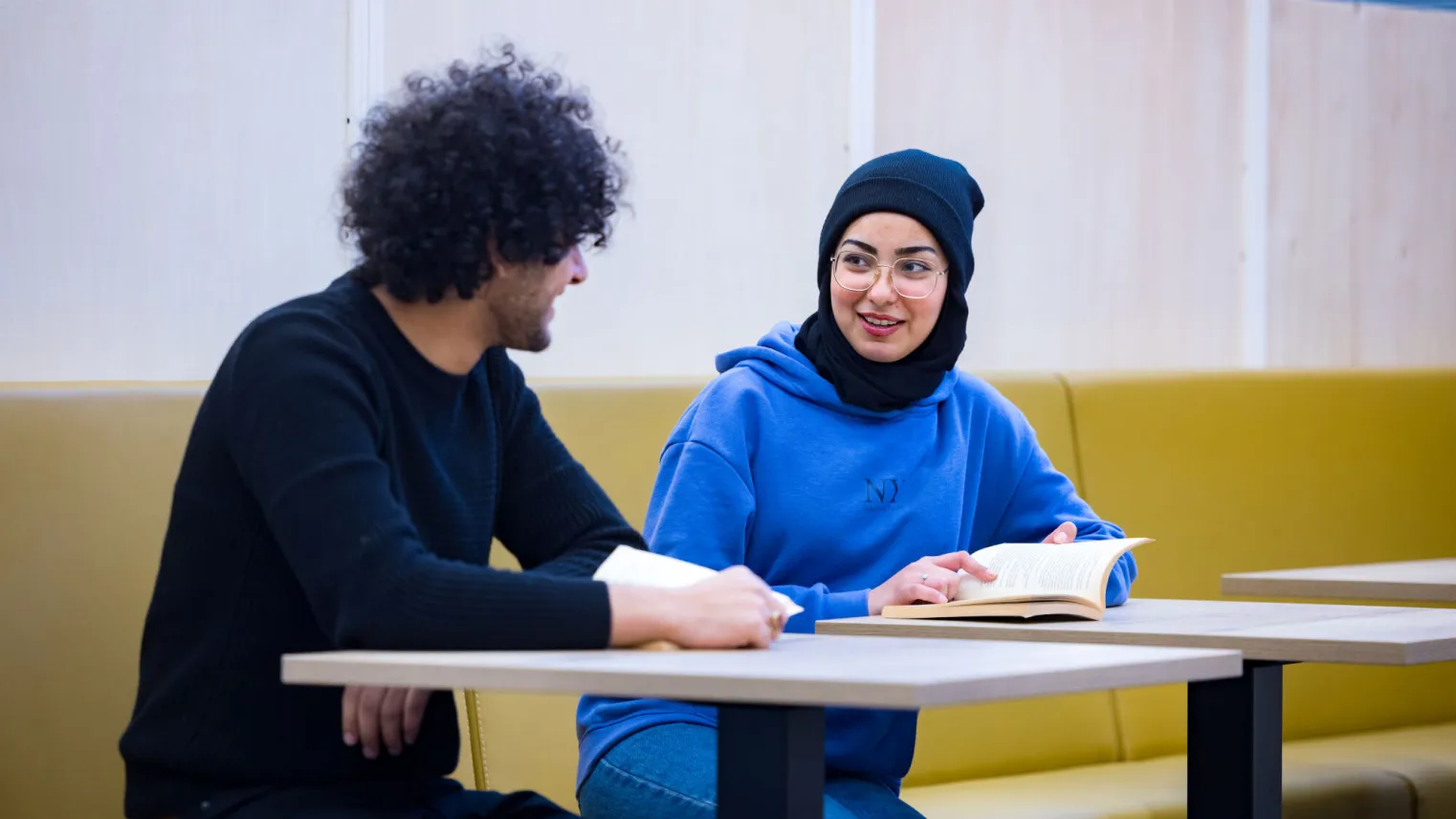 Studenten mbo schakel met elkaar in gesprek op het VAVO Lyceum