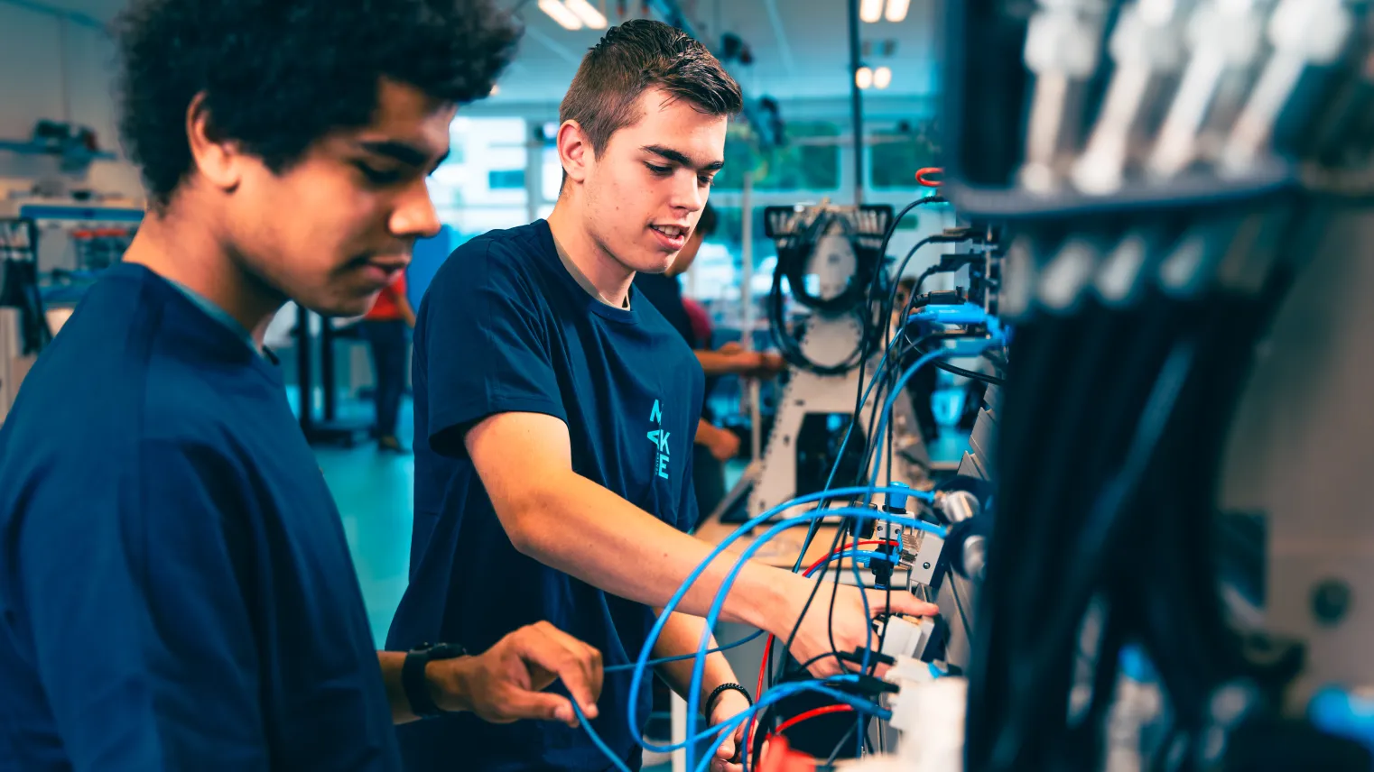 Studenten Technicus Mechatronica werken met elektra in het praktijklokaal 