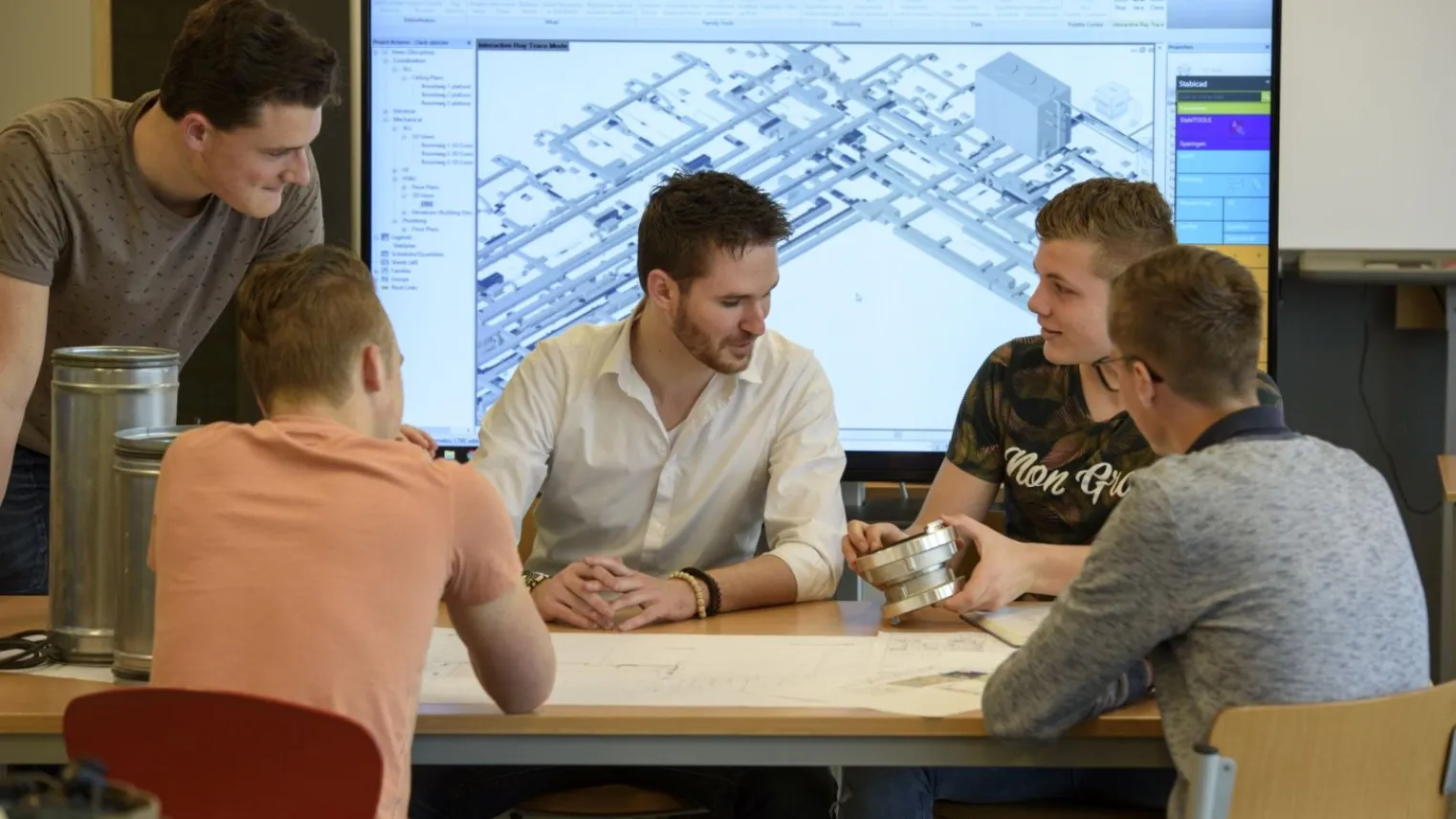 Studenten Technisch Leidinggevende Tech werken samen aan project 