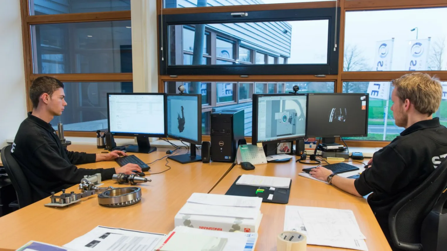 Twee studenten Werkvoorbereider Fabricage werken achter de laptop 