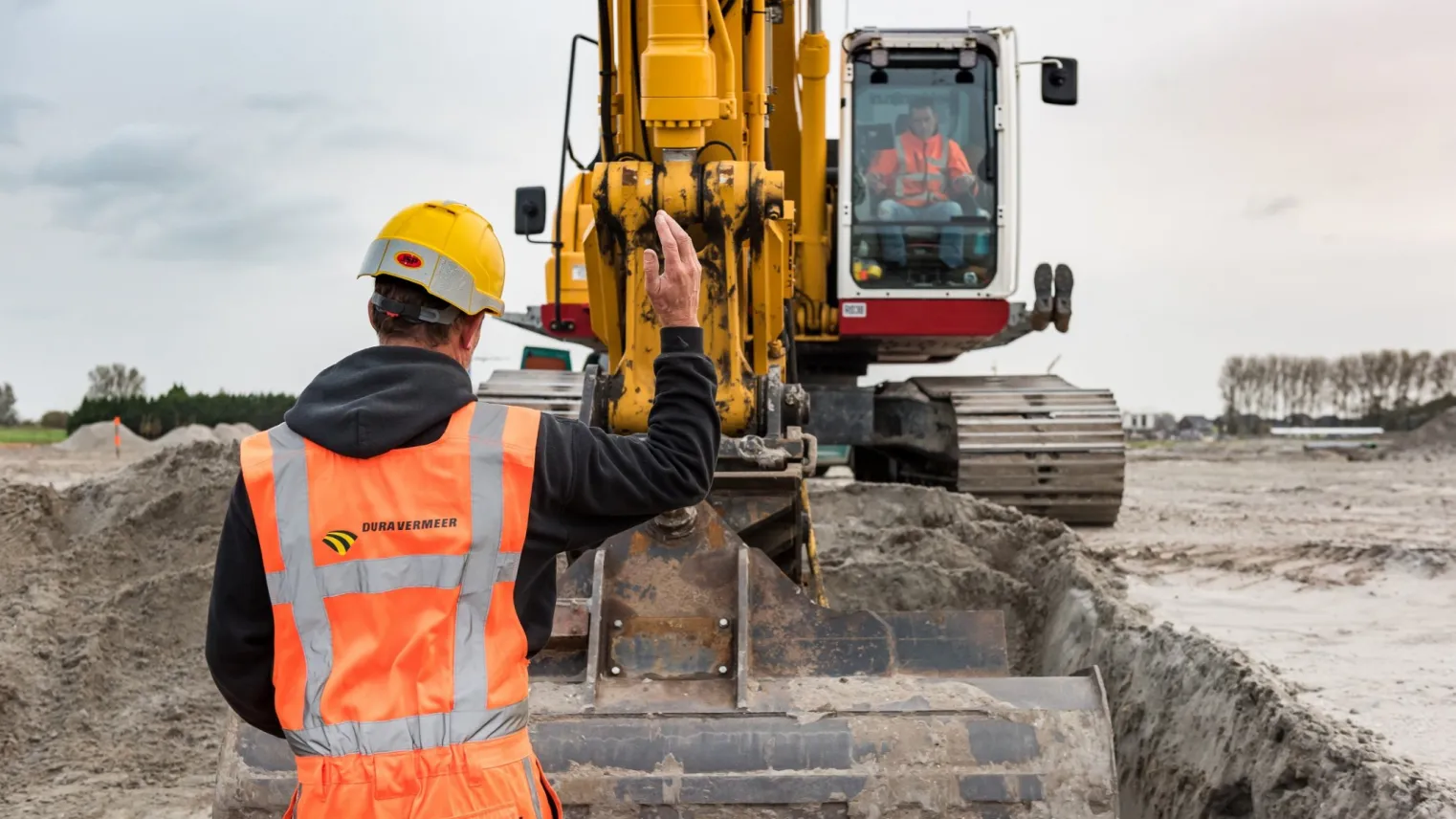 Allround waterbouwer bezig met grondwerk 