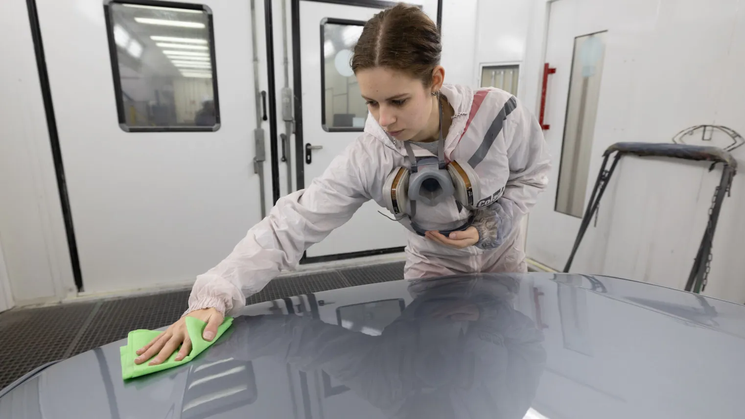 Student autospuiten maakt auto schoon