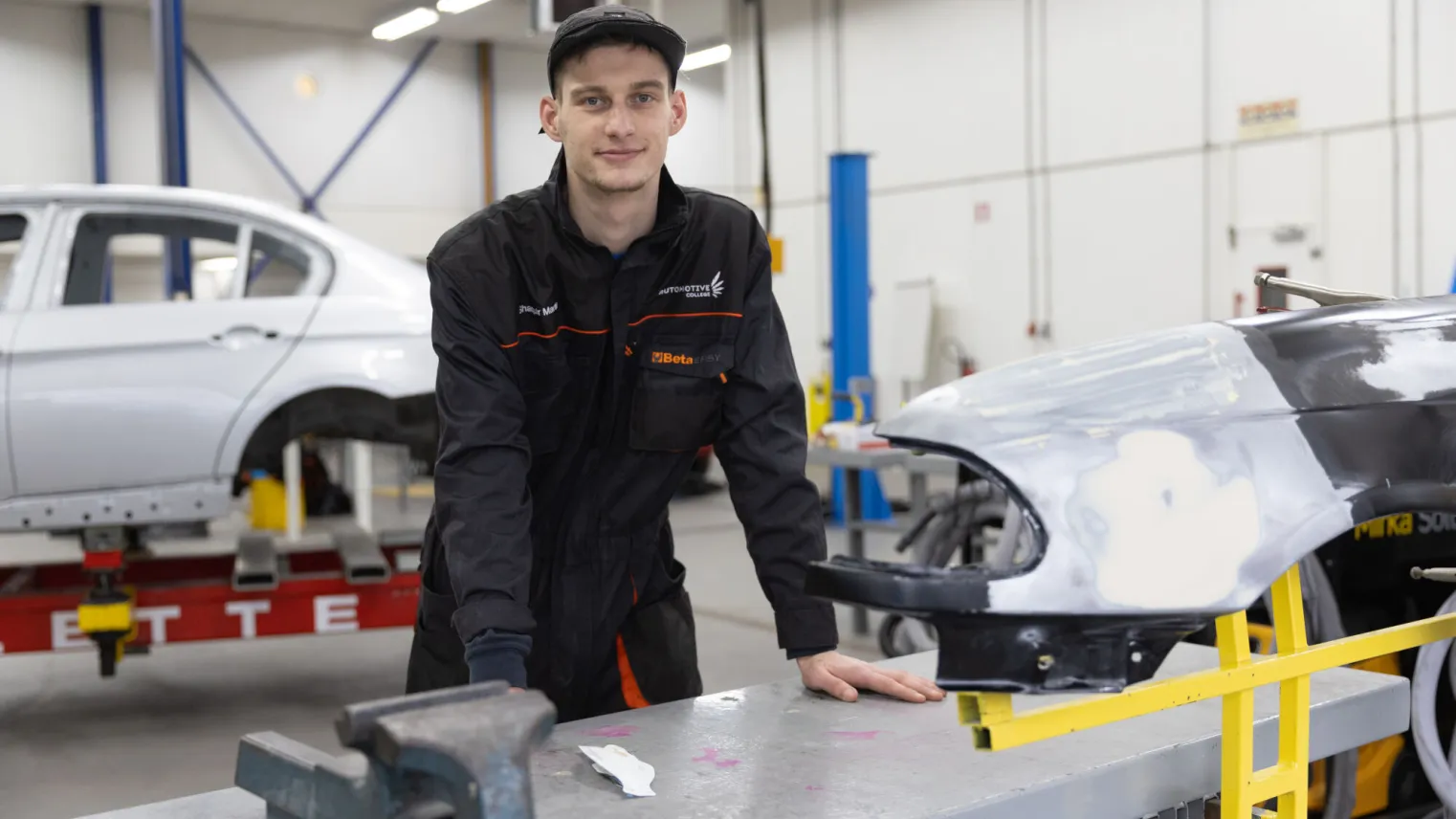 Autoschadehersteller werkt aan kapotte auto onderdelen