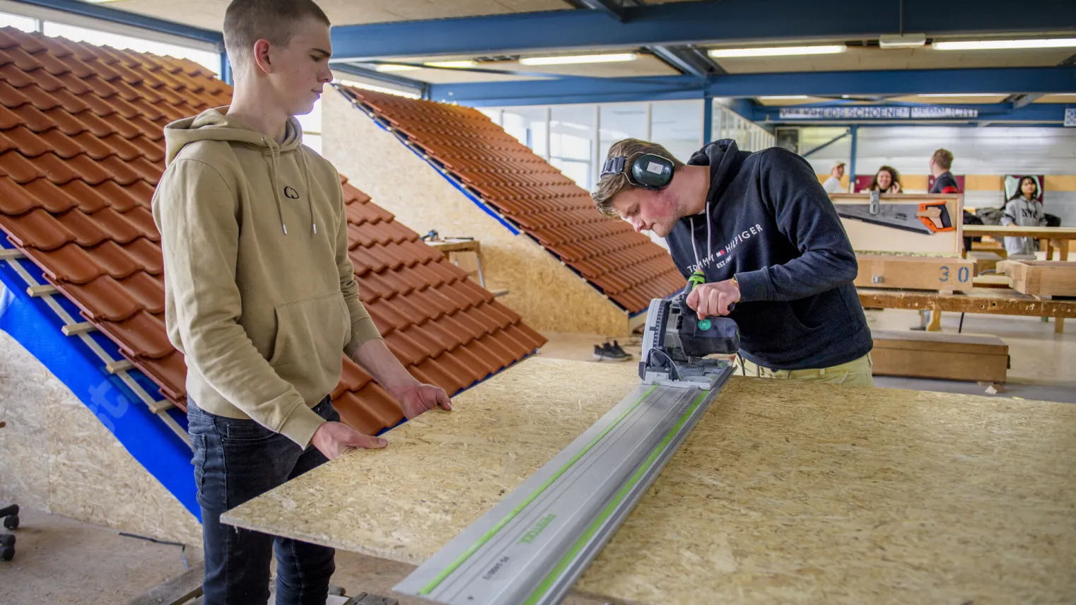 Studenten werken samen aan houtproject 