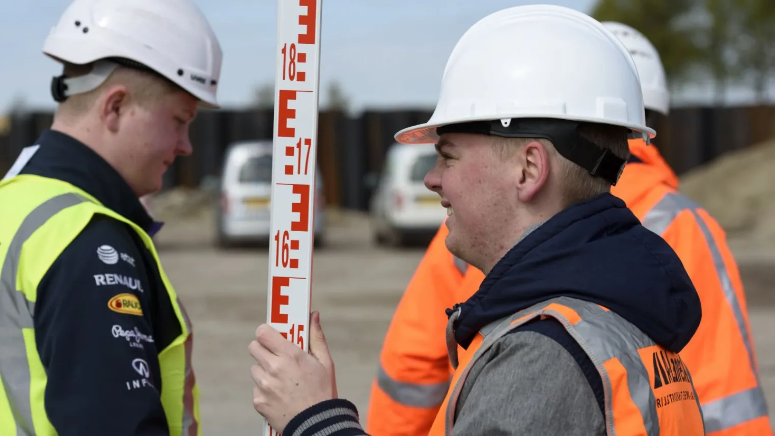 Vakman GWW met gereedschap aan het werk in de buitenlucht