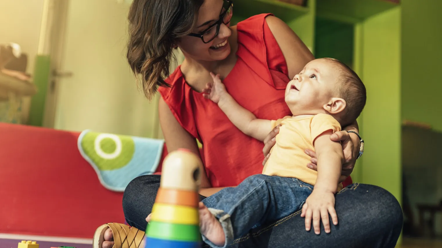 Een cursist van de opleiding mbo-certificaat C01233 aan het werk in de kinderopvang