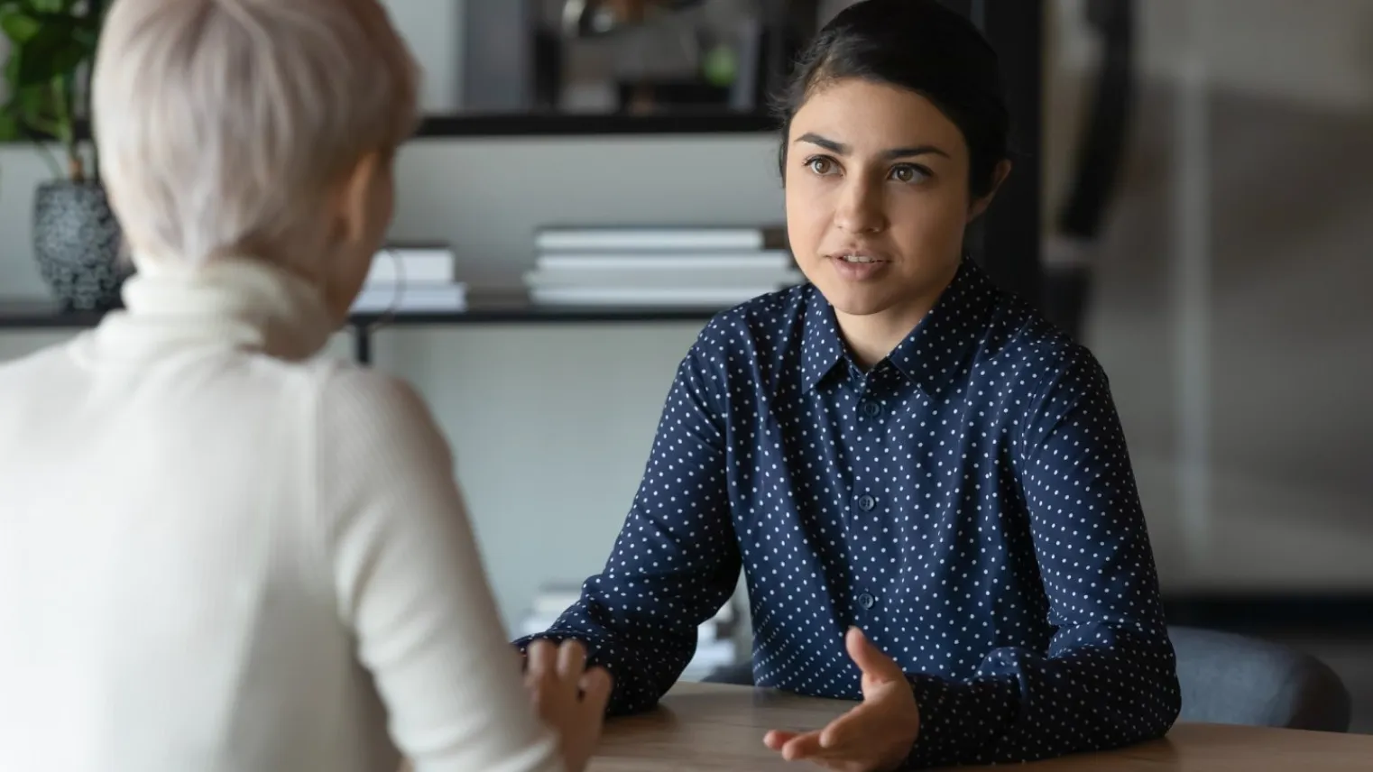 Twee deelnemers van de cursus Klinisch redeneren en triage voor verzorgenden in gesprek. 