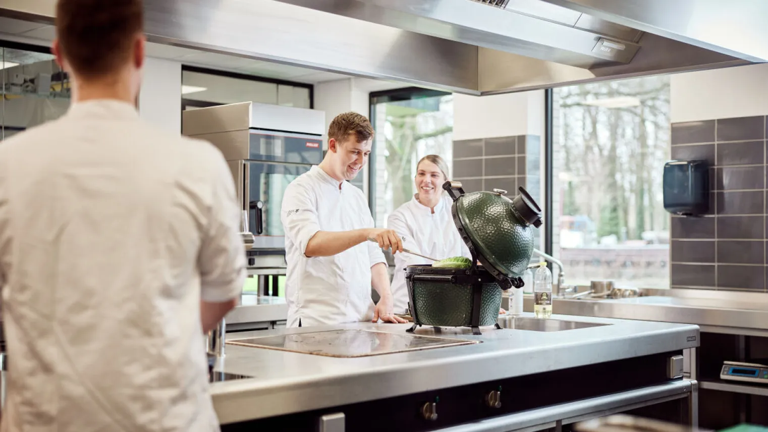 Studenten opleiding Kok in de keuken