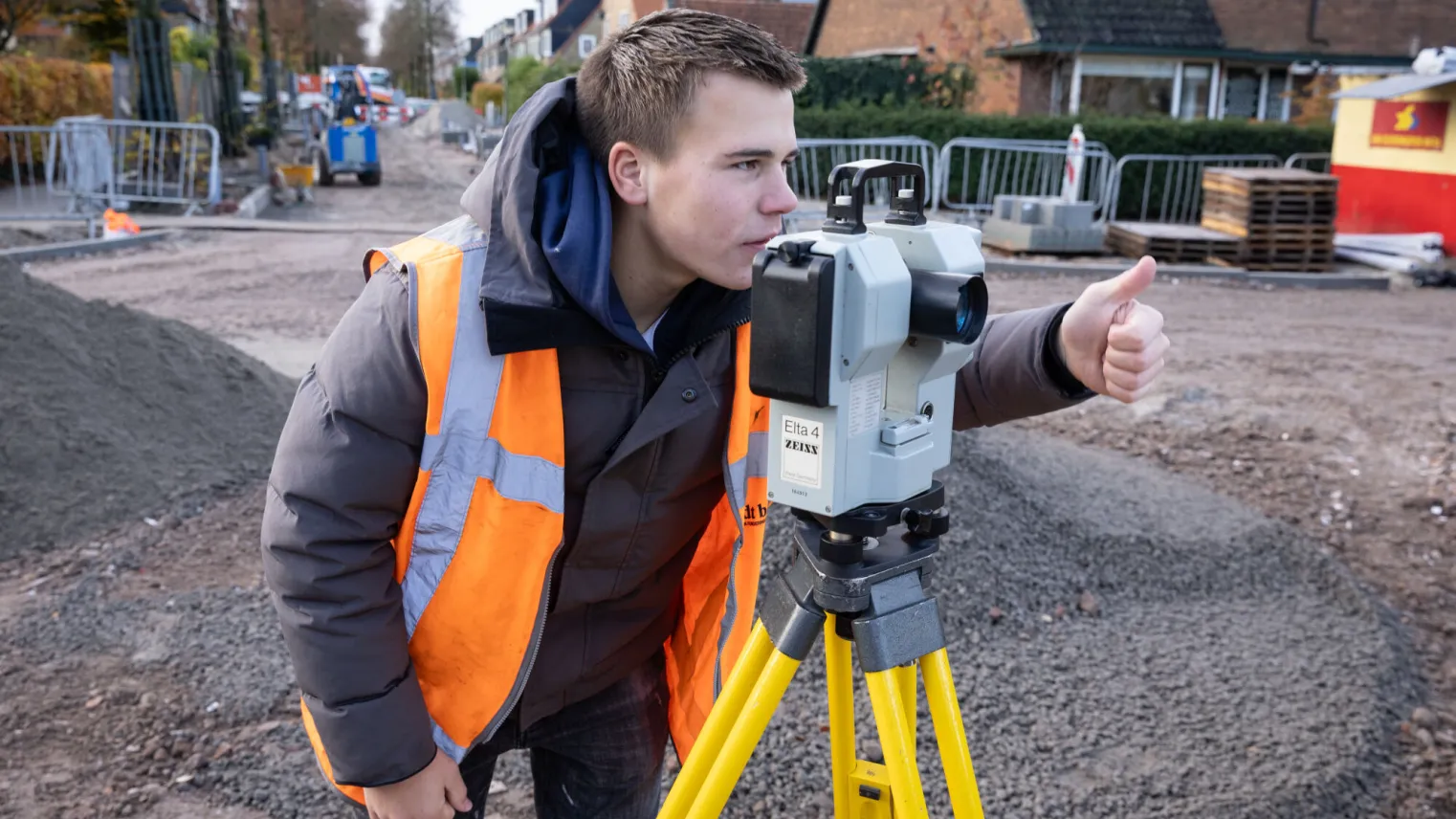 infra student brengt ruimte in kaart met landmeter