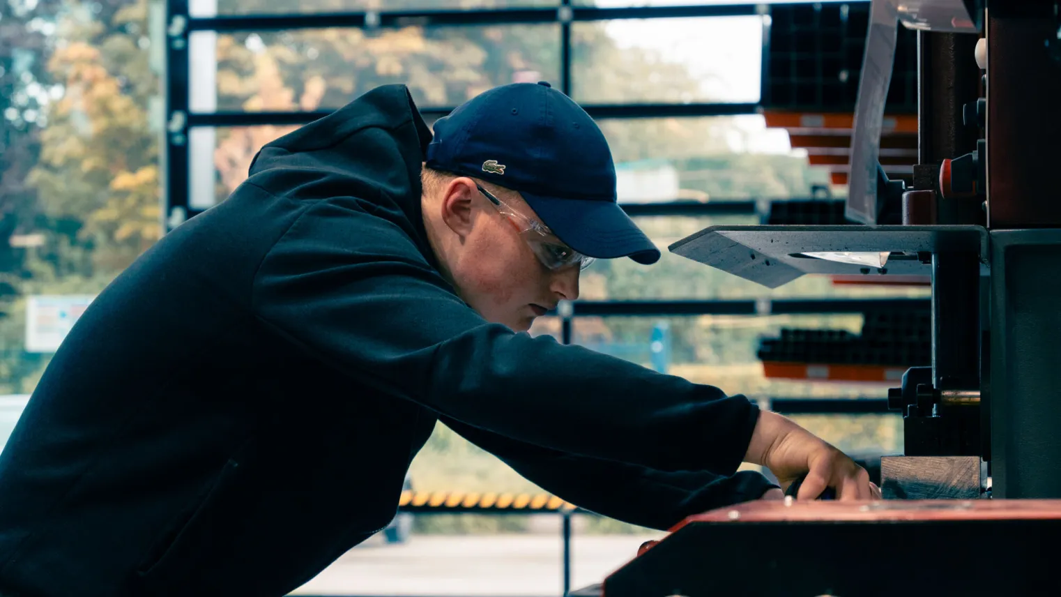 Student aan het werk in de MAKE praktijkhal