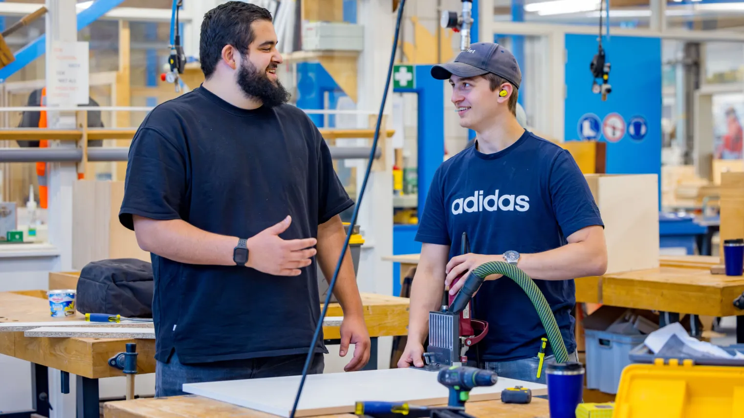 Meubel scheeps interieur bouwer student samen met docent in werkplaats